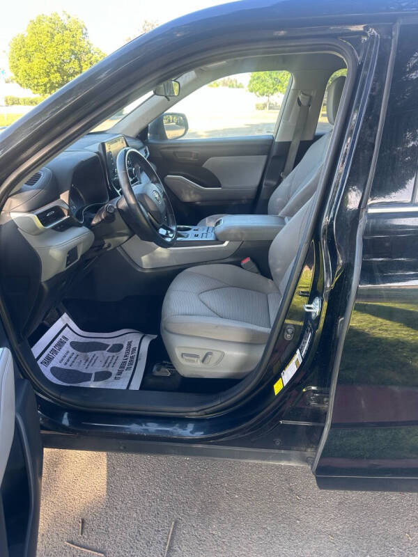 2020 Toyota Highlander LE