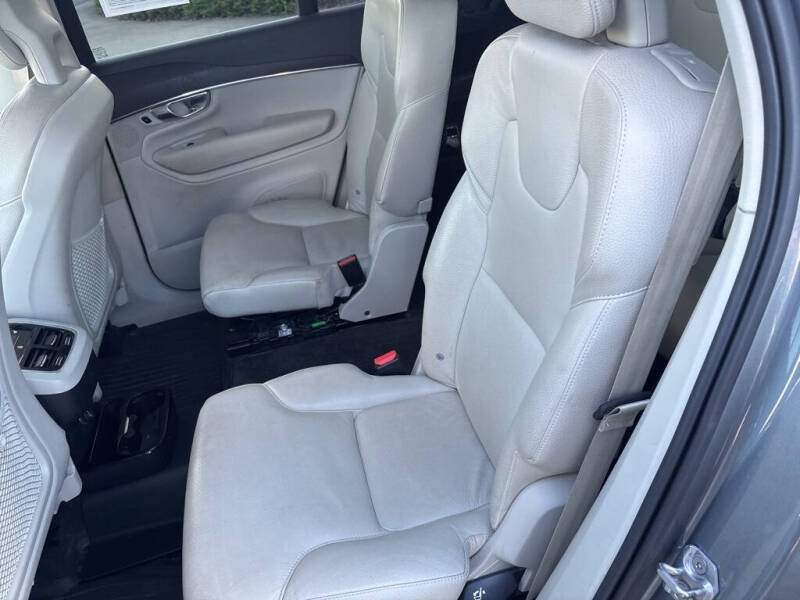 2020 Volvo XC90 T6 Momentum 6-Passenger