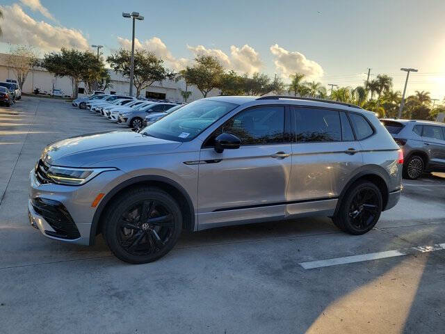 2023 Volkswagen Tiguan SE R-Line Black