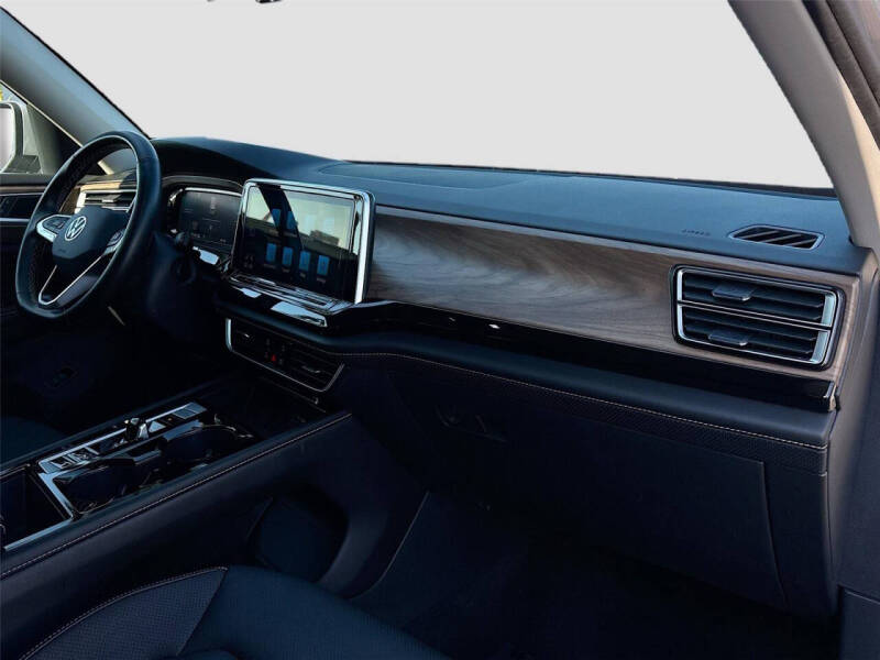 2025 Volkswagen Atlas SE