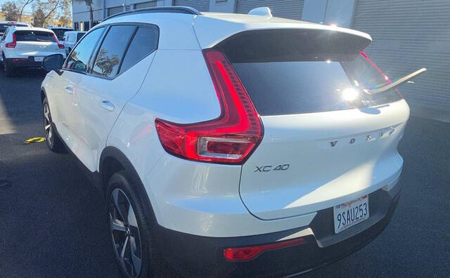 2025 Volvo XC40 B5 Plus Dark Theme