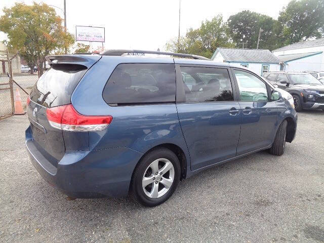 2014 Toyota Sienna LE 8-Passenger