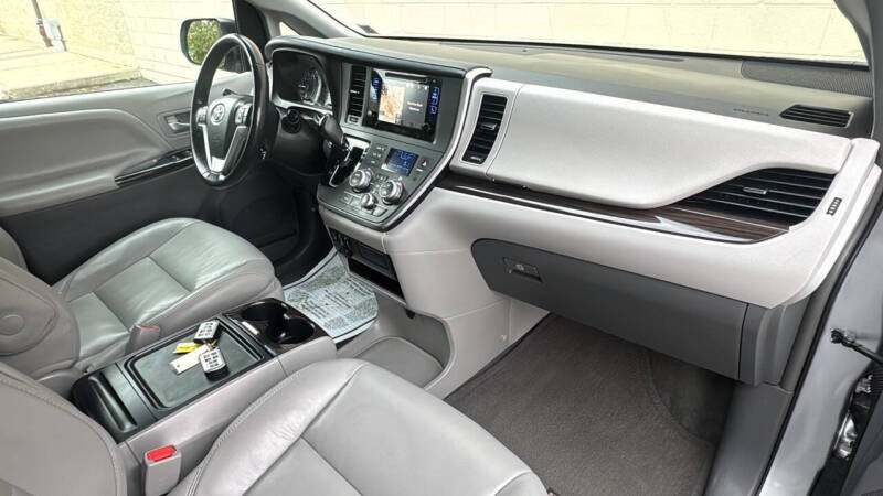 2016 Toyota Sienna XLE 8-Passenger