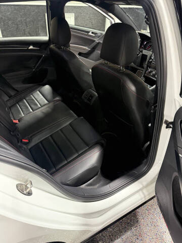 2017 Volkswagen Golf GTI Sport