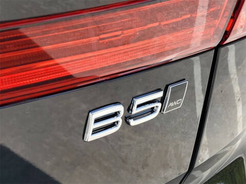 2025 Volvo XC60 B5 Core Dark Theme