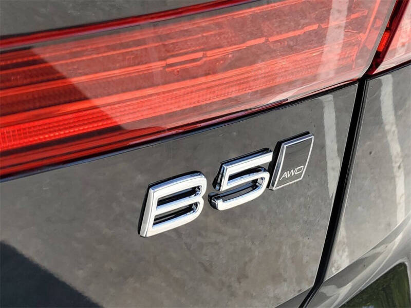 2025 Volvo XC60 B5 Core Dark Theme