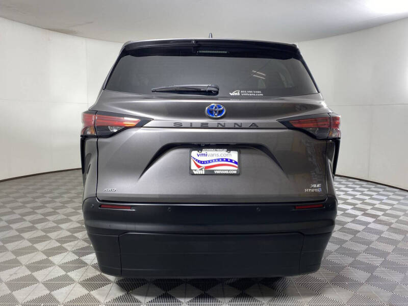 2021 Toyota Sienna XLE photo 24