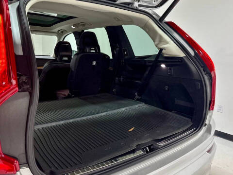 2022 Volvo XC90 T6 Momentum 6-Passenger