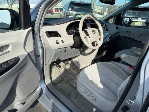 2014 Toyota Sienna LE 8-Passenger