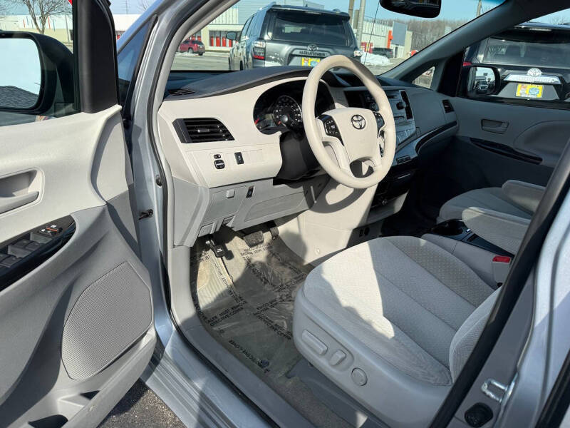 2014 Toyota Sienna LE 8-Passenger
