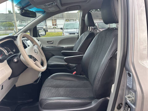 2014 Toyota Sienna SE 8-Passenger