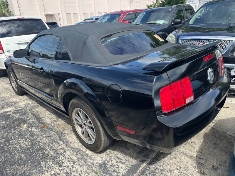 2005 Ford Mustang V6 Deluxe