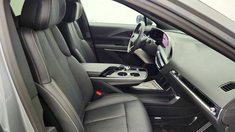 2024 Cadillac LYRIQ Luxury 3