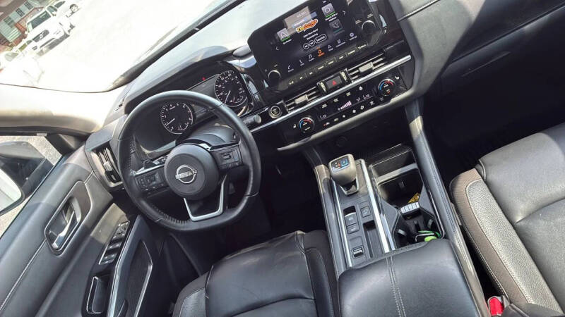 2022 Nissan Pathfinder SL