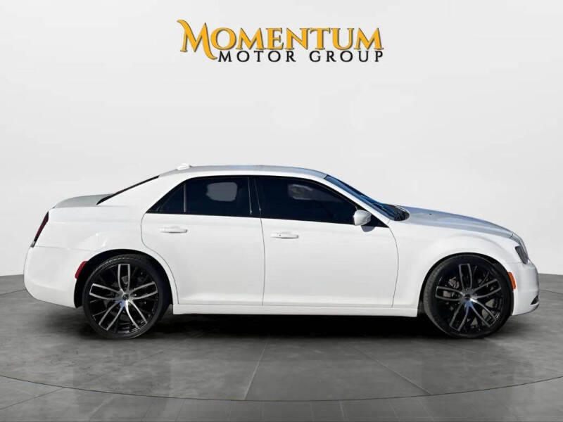 2019 Chrysler 300 S's photo