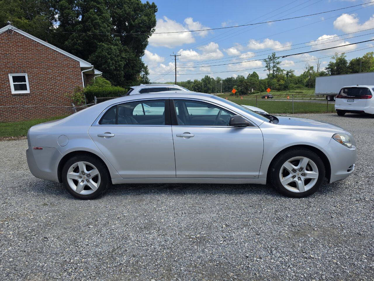 Gray 2009 Chevrolet Malibu Sedan Front-Wheel Drive 4-Speed Automatic