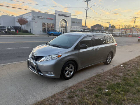 2013 Toyota Sienna LE 7-Passenger Auto Access Seat