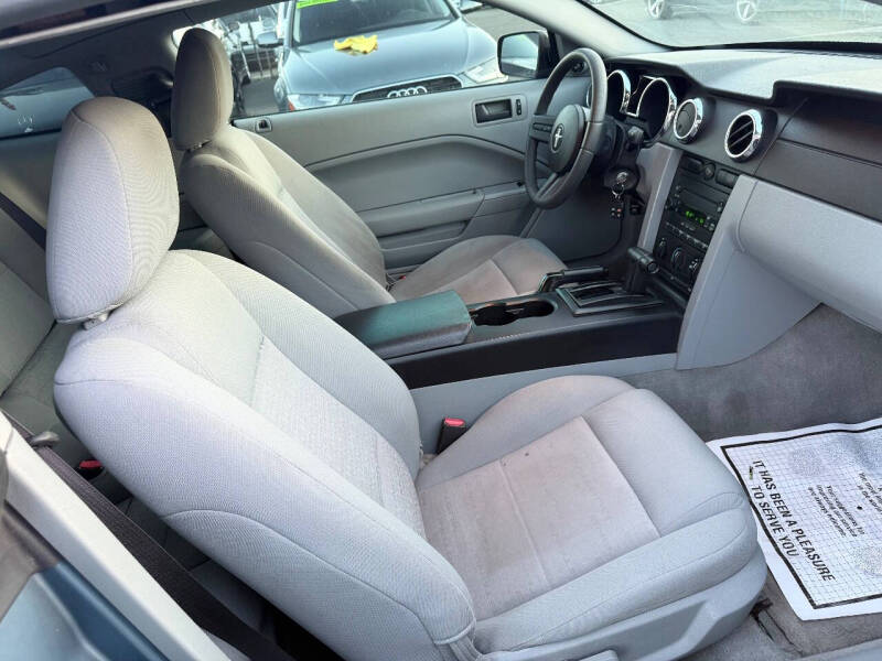 2006 Ford Mustang V6 Deluxe