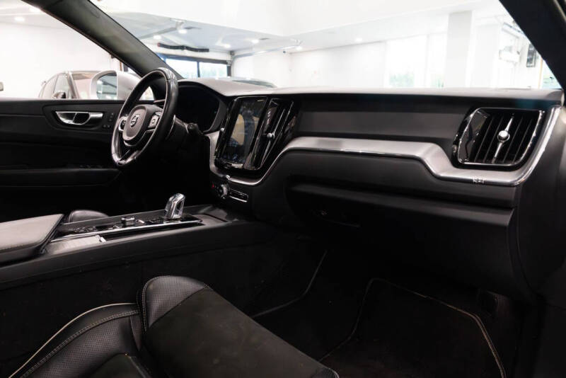 2019 Volvo XC60 T8 eAWD R-Design