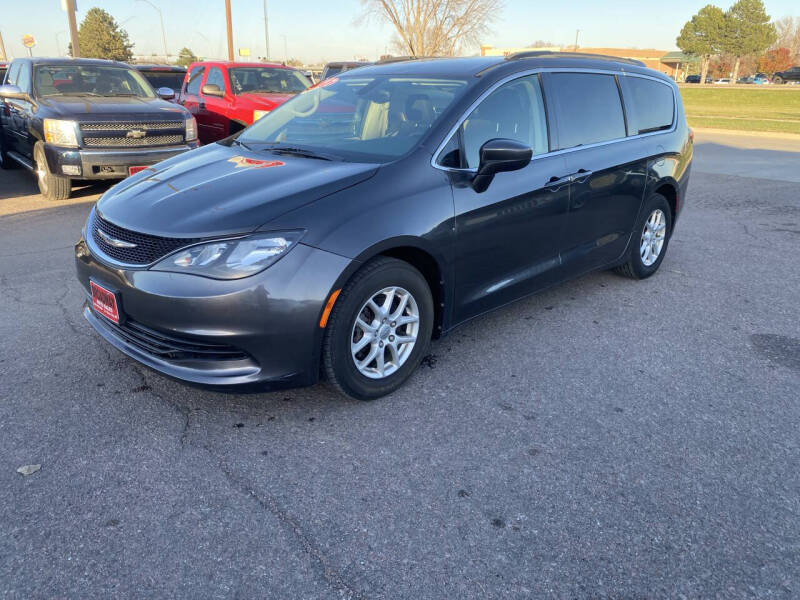 2017 Chrysler Pacifica LX's photo