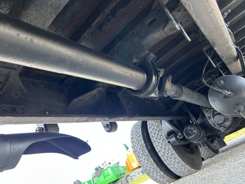 2017 Freightliner M2106 Truck