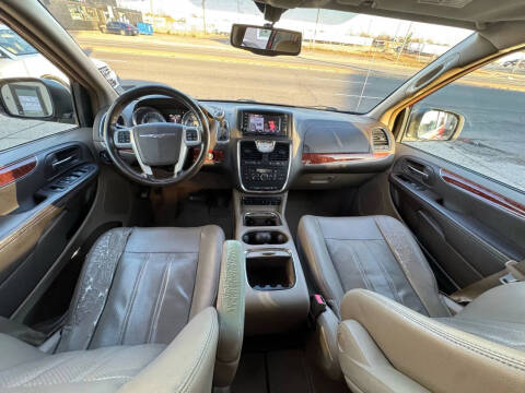 2013 Chrysler Town and Country Touring-L