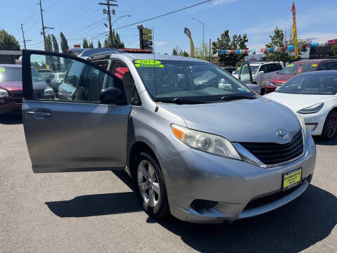 2014 Toyota Sienna LE 8-Passenger