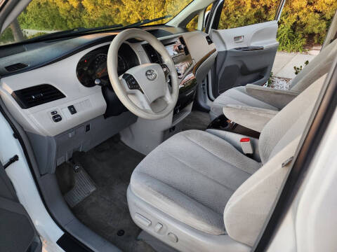 2013 Toyota Sienna LE 8-Passenger