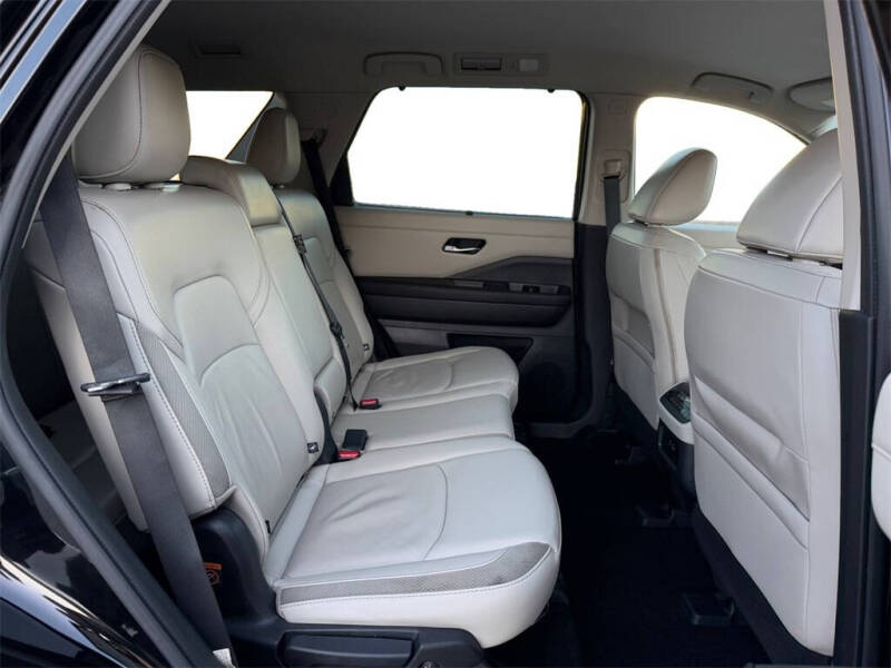 2024 Nissan Pathfinder SL
