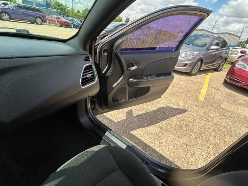 2012 Chrysler 200 LX