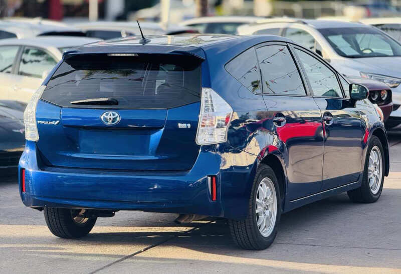 2014 Toyota Prius v Two