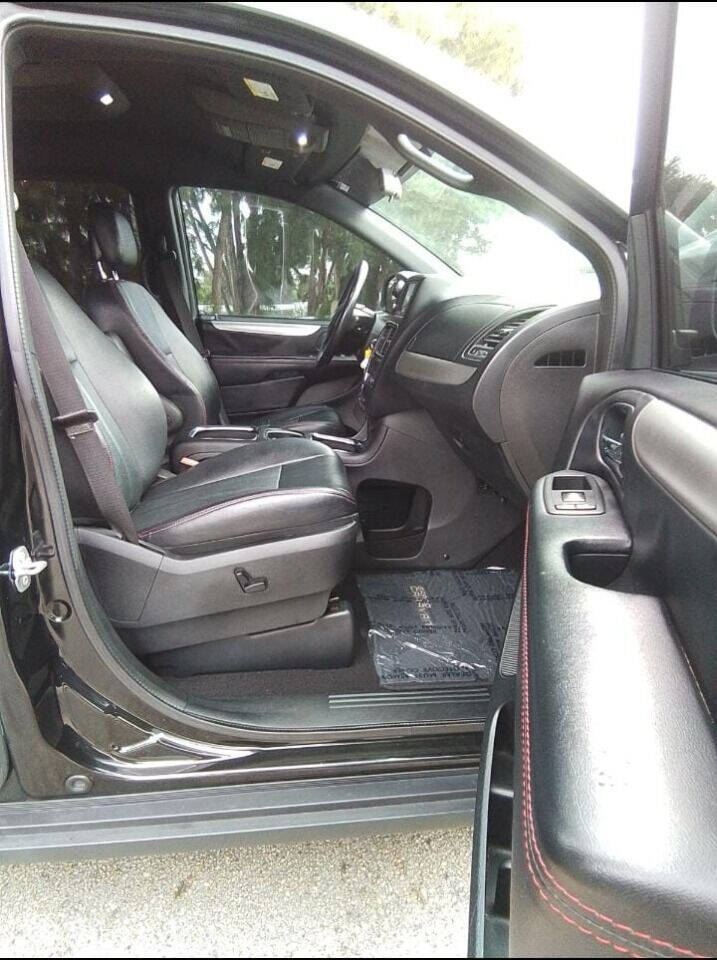 2016 DODGE Grand Caravan Minivan - $15,999
