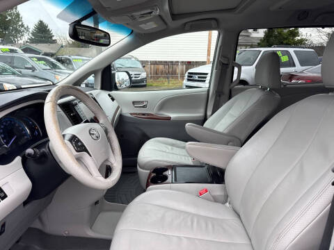2013 Toyota Sienna XLE 7-Passenger Auto Access Seat