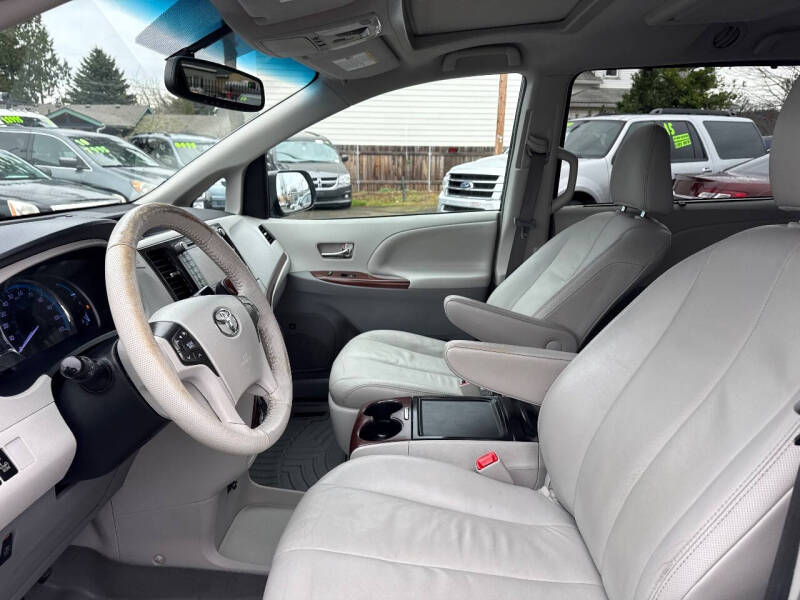 2013 Toyota Sienna XLE 7-Passenger Auto Access Seat