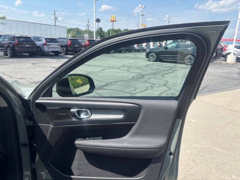2024 Volvo XC40 B5 Plus Dark Theme
