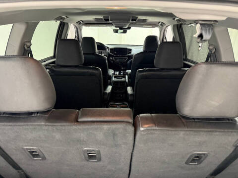 2019 Honda Pilot Touring w/Rear Captain's Chairs