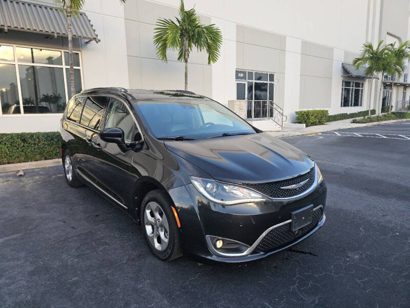 2017 Chrysler Pacifica Touring-L Plus's photo