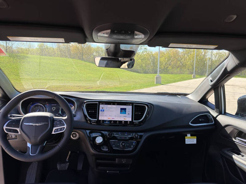 2026 Chrysler Voyager LX