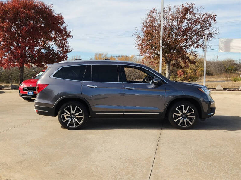 2022 Honda Pilot Touring w/Rear Captain's Chairs