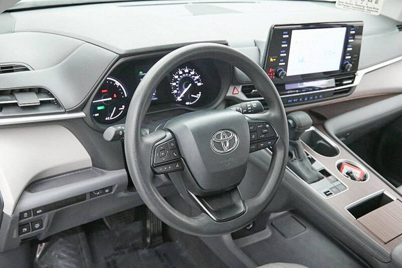 2024 Toyota Sienna LE 8-Passenger