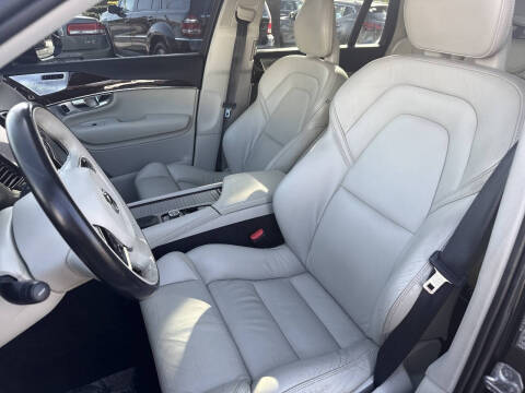 2016 Volvo XC90 T6 Momentum