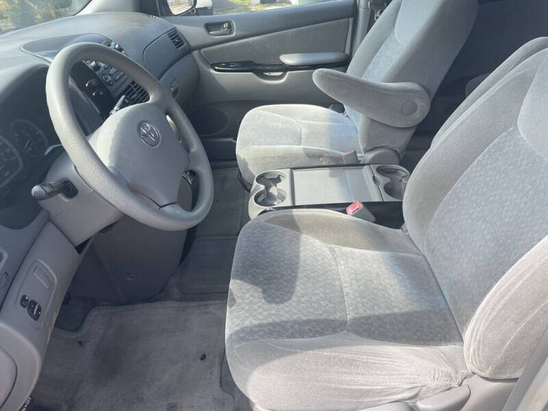 2005 Toyota Sienna LE photo 4