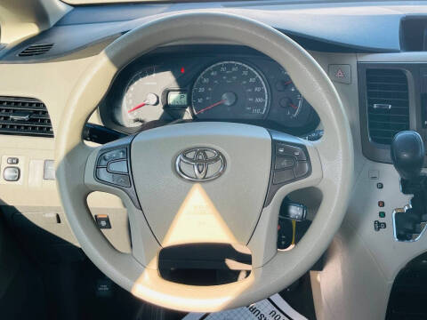 2011 Toyota Sienna LE 7-Passenger Auto Access Seat