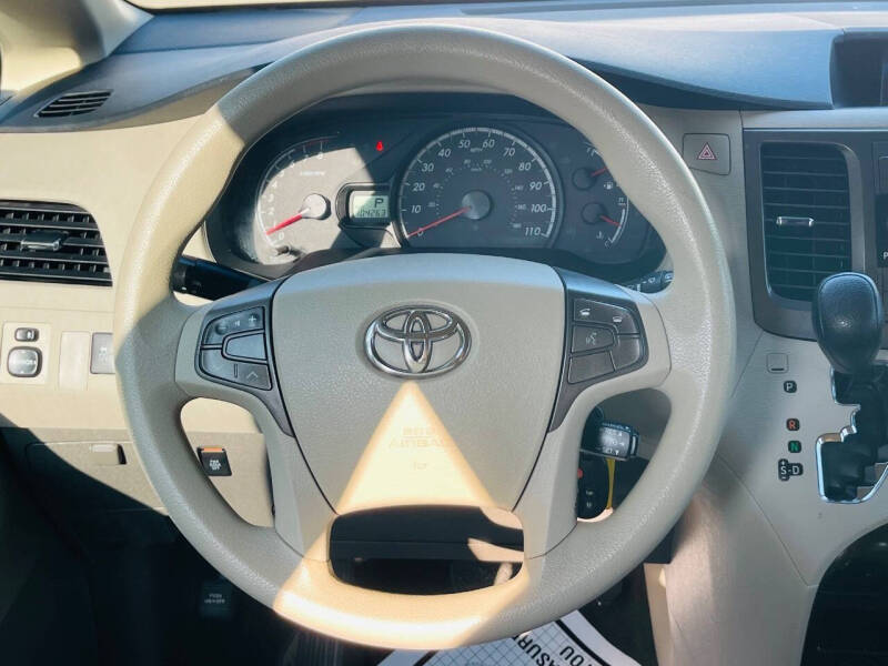 2011 Toyota Sienna LE 7-Passenger Auto Access Seat