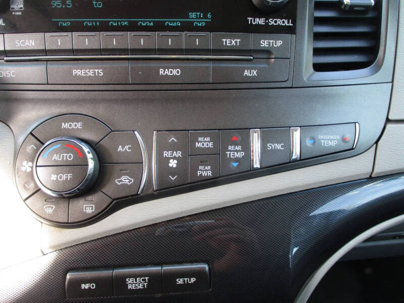 2013 Toyota Sienna SE 8-Passenger