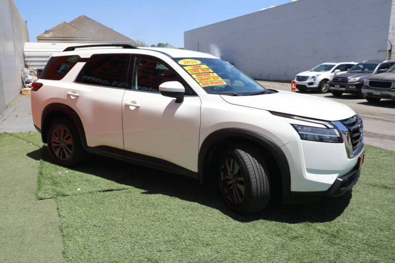 2022 Nissan Pathfinder SV