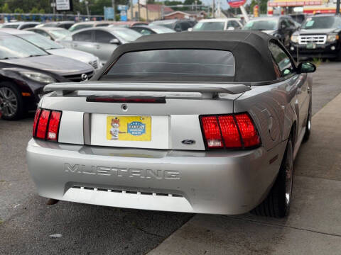 2004 Ford Mustang Deluxe