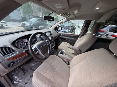 2012 Chrysler Town and Country Touring