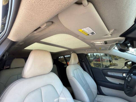 2023 Volvo XC40 B5 Plus Bright Theme