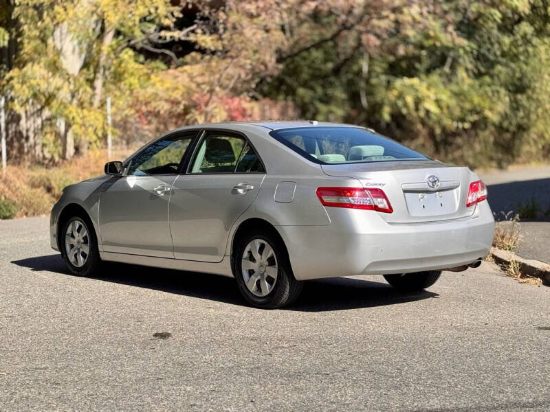 2010 Toyota Camry LE photo 3